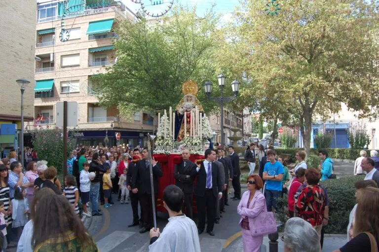 La salida de la Virgen por las calles de su barrio y el tradicional besamanos se retomarán en 2018