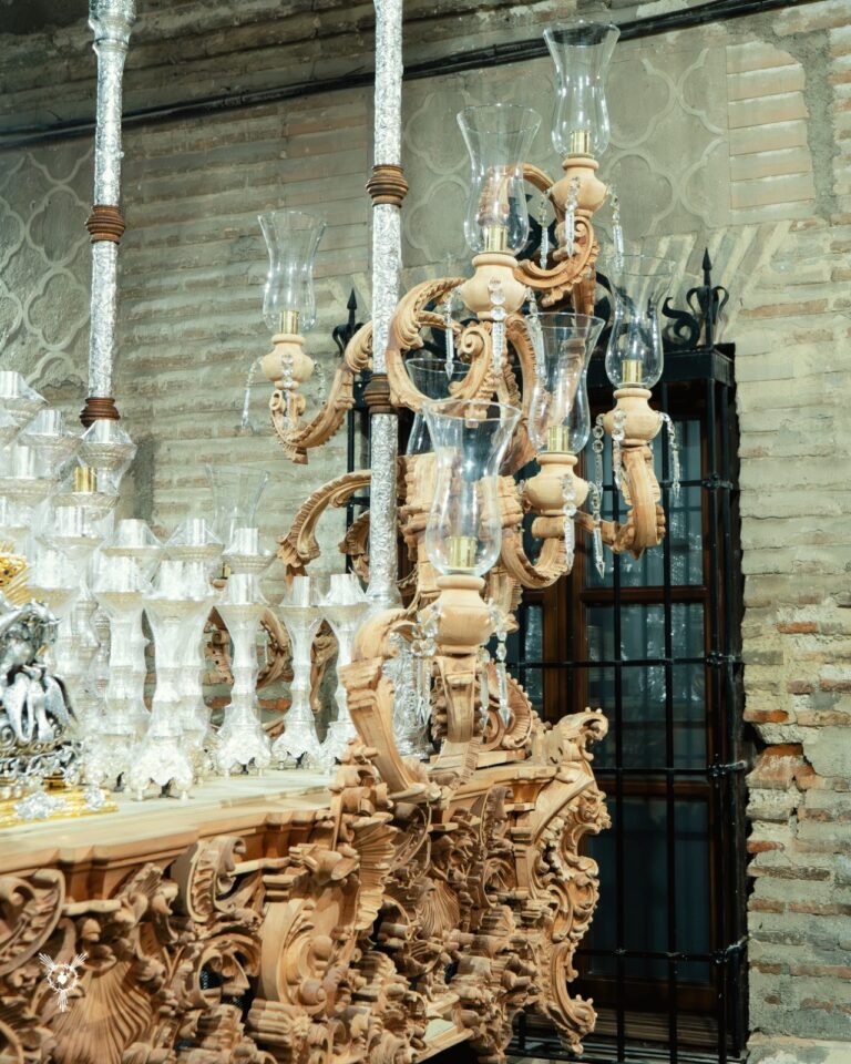 El paso de la Virgen del Amor y el Trabajo ya está en Granada